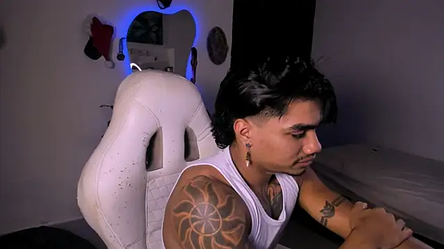 Snapshot of Young_laroi chatting on 12/15/24, 12:29 Young laroi online show from 12/15/24, 12:29