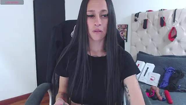 Snapshot of thin_tatto chatting on 12/18/25, 02:21 thin tatto online show from 12/18/25, 02:21