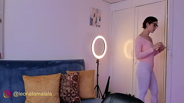 cuddlingbunny online show from 10/24/25, 04:39