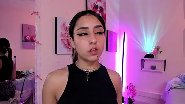 Snapshot of MaveParks_ chatting on 12/05/25, 12:04 MaveParks online show from 12/05/25, 12:04