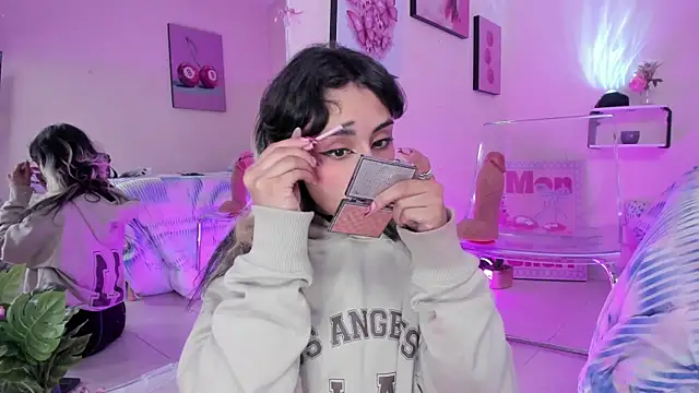 Snapshot of MaveParks_ chatting on 12/01/25, 11:44 MaveParks online show from 12/01/25, 11:44