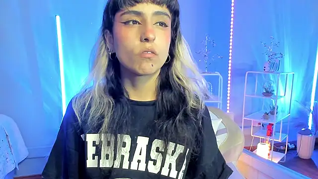 Snapshot of MaveParks_ chatting on 10/31/25, 11:29 MaveParks online show from 10/31/25, 11:29