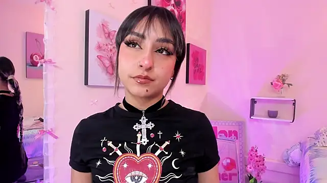 Snapshot of MaveParks_ chatting on 12/04/25, 12:04 MaveParks online show from 12/04/25, 12:04