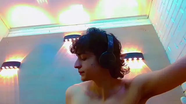 Snapshot of Sr_BonnyEthan chatting on 11/25/25, 01:55 Sr BonnyEthan online show from 11/25/25, 01:55