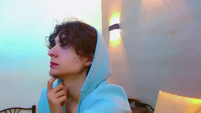 Snapshot of Sr_BonnyEthan chatting on 10/15/25, 02:03 Sr BonnyEthan online show from 10/15/25, 02:03