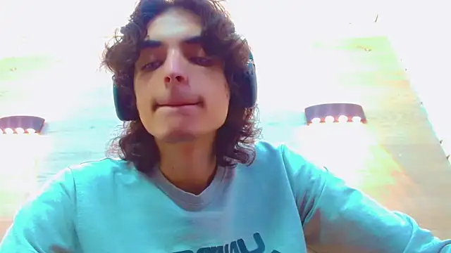 Snapshot of Sr_BonnyEthan chatting on 10/29/25, 01:43 Sr BonnyEthan online show from 10/29/25, 01:43