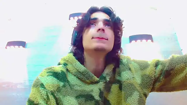 Snapshot of Sr_BonnyEthan chatting on 11/11/25, 01:39 Sr BonnyEthan online show from 11/11/25, 01:39