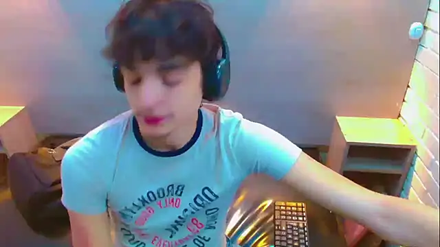 Snapshot of Sr_BonnyEthan chatting on 12/18/25, 01:48 Sr BonnyEthan online show from 12/18/25, 01:48