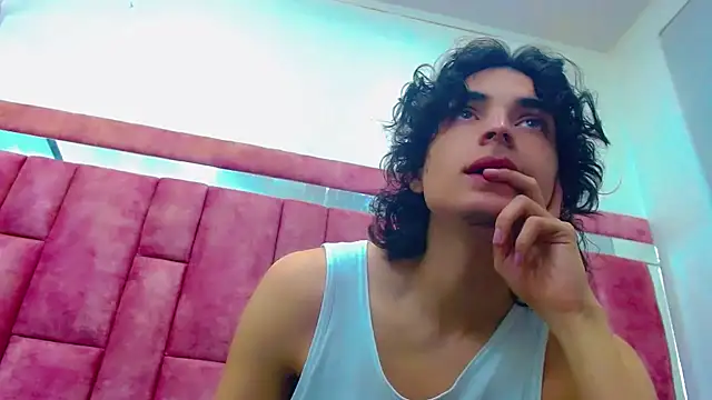 Snapshot of Sr_BonnyEthan chatting on 10/18/25, 01:57 Sr BonnyEthan online show from 10/18/25, 01:57