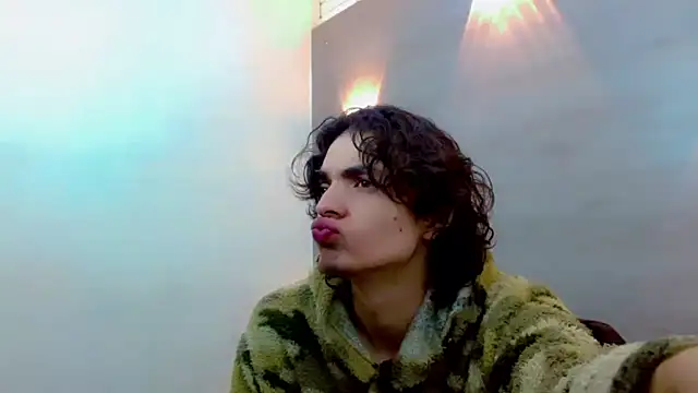 Snapshot of Sr_BonnyEthan chatting on 10/25/25, 02:07 Sr BonnyEthan online show from 10/25/25, 02:07