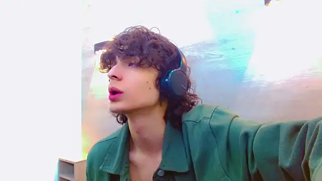 Snapshot of Sr_BonnyEthan chatting on 09/24/25, 02:01 Sr BonnyEthan online show from 09/24/25, 02:01