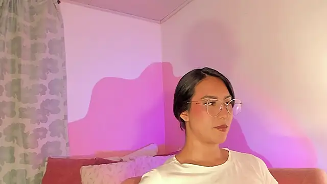 Snapshot of DaraBeckett chatting on 11/21/25, 12:31 DaraBeckett online show from 11/21/25, 12:31