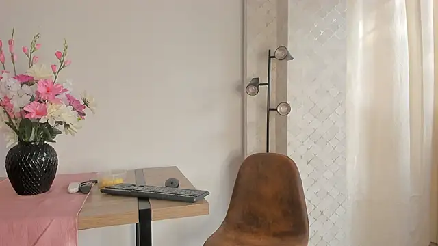 Snapshot of DaraBeckett chatting on 09/13/25, 12:05 DaraBeckett online show from 09/13/25, 12:05