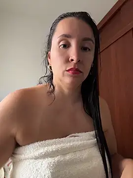 Snapshot of emely_sexx20 chatting on 05/17/26, 04:40 emely sexx20 online show from 05/17/26, 04:40