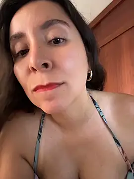 Snapshot of emely_sexx20 chatting on 05/15/26, 08:29 emely sexx20 online show from 05/15/26, 08:29