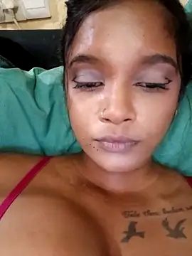 Indianqueen03 online show from 05/17/26, 06:41