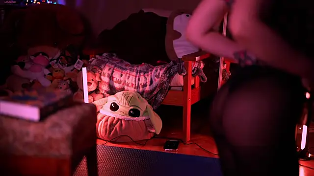 Snapshot of SweetyKitty18 chatting on 04/14/26, 05:18 SweetyKitty18 online show from 04/14/26, 05:18