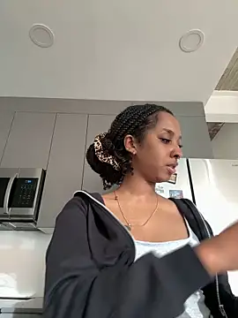 Snapshot of Your_Paris chatting on 11/24/25, 05:46 Your Paris online show from 11/24/25, 05:46