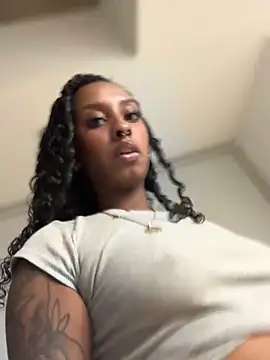 Snapshot of Your_Paris chatting on 04/01/26, 04:36 Your Paris online show from 04/01/26, 04:36