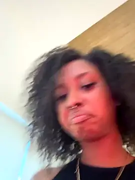 Snapshot of Your_Paris chatting on 10/26/25, 11:38 Your Paris online show from 10/26/25, 11:38