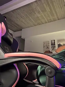 Snapshot of Your_Paris chatting on 11/26/25, 04:45 Your Paris online show from 11/26/25, 04:45