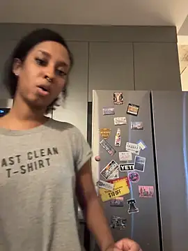 Snapshot of Your_Paris chatting on 12/15/25, 03:40 Your Paris online show from 12/15/25, 03:40