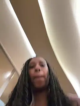 Snapshot of Your_Paris chatting on 04/12/26, 12:36 Your Paris online show from 04/12/26, 12:36