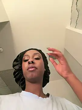 Snapshot of Your_Paris chatting on 02/28/26, 09:03 Your Paris online show from 02/28/26, 09:03