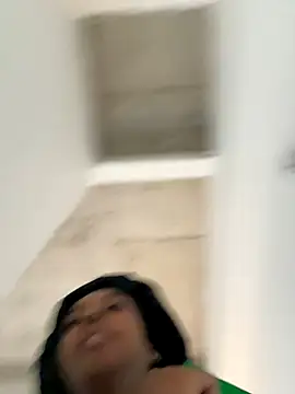 Snapshot of Your_Paris chatting on 11/17/25, 05:39 Your Paris online show from 11/17/25, 05:39