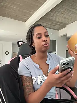 Snapshot of Your_Paris chatting on 11/22/25, 04:39 Your Paris online show from 11/22/25, 04:39