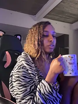 Snapshot of Your_Paris chatting on 10/20/25, 02:35 Your Paris online show from 10/20/25, 02:35