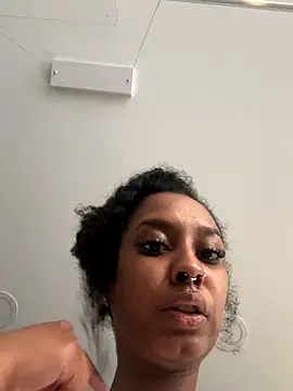 Snapshot of Your_Paris chatting on 12/19/25, 04:53 Your Paris online show from 12/19/25, 04:53