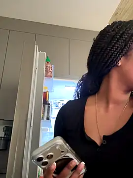 Snapshot of Your_Paris chatting on 11/13/25, 07:40 Your Paris online show from 11/13/25, 07:40