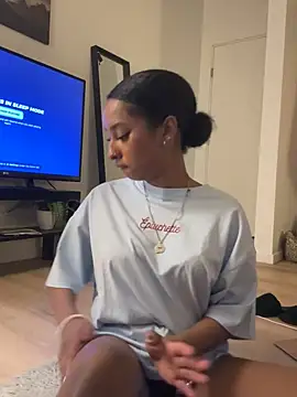 Snapshot of Your_Paris chatting on 01/13/26, 07:34 Your Paris online show from 01/13/26, 07:34