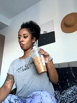 Snapshot of Your_Paris chatting on 01/15/26, 09:18 Your Paris online show from 01/15/26, 09:18