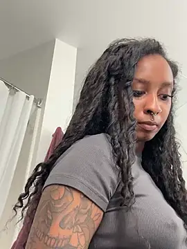 Snapshot of Your_Paris chatting on 03/12/26, 01:00 Your Paris online show from 03/12/26, 01:00