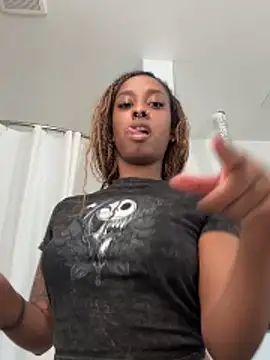 Snapshot of Your_Paris chatting on 10/24/25, 09:25 Your Paris online show from 10/24/25, 09:25