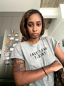 Snapshot of Your_Paris chatting on 09/20/25, 03:39 Your Paris online show from 09/20/25, 03:39