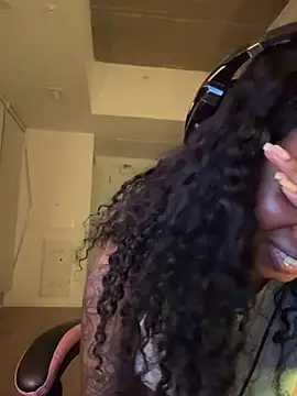 Snapshot of Your_Paris chatting on 03/27/26, 05:27 Your Paris online show from 03/27/26, 05:27