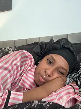 Snapshot of Your_Paris chatting on 03/28/26, 05:58 Your Paris online show from 03/28/26, 05:58