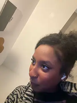 Snapshot of Your_Paris chatting on 12/20/25, 05:54 Your Paris online show from 12/20/25, 05:54