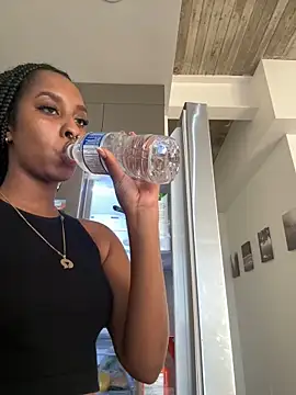 Snapshot of Your_Paris chatting on 11/14/25, 08:56 Your Paris online show from 11/14/25, 08:56