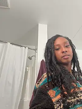 Snapshot of Your_Paris chatting on 03/10/26, 11:20 Your Paris online show from 03/10/26, 11:20