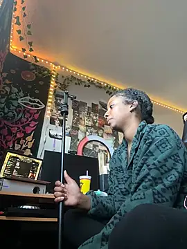 Snapshot of Your_Paris chatting on 03/22/25, 07:20 Your Paris online show from 03/22/25, 07:20