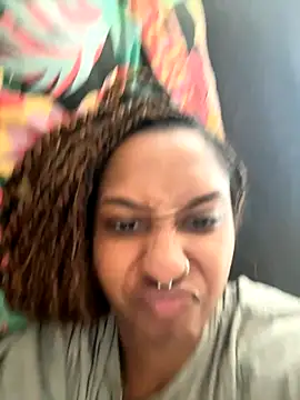 Snapshot of Your_Paris chatting on 09/19/25, 02:43 Your Paris online show from 09/19/25, 02:43