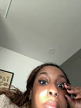 Snapshot of Your_Paris chatting on 10/18/25, 03:36 Your Paris online show from 10/18/25, 03:36