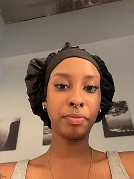 Snapshot of Your_Paris chatting on 04/05/26, 05:41 Your Paris online show from 04/05/26, 05:41