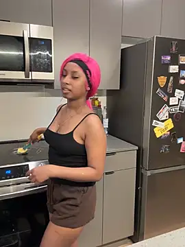 Snapshot of Your_Paris chatting on 02/09/26, 06:00 Your Paris online show from 02/09/26, 06:00