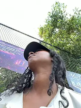 Snapshot of Your_Paris chatting on 02/25/26, 08:30 Your Paris online show from 02/25/26, 08:30