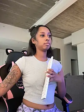 Snapshot of Your_Paris chatting on 04/06/26, 03:02 Your Paris online show from 04/06/26, 03:02